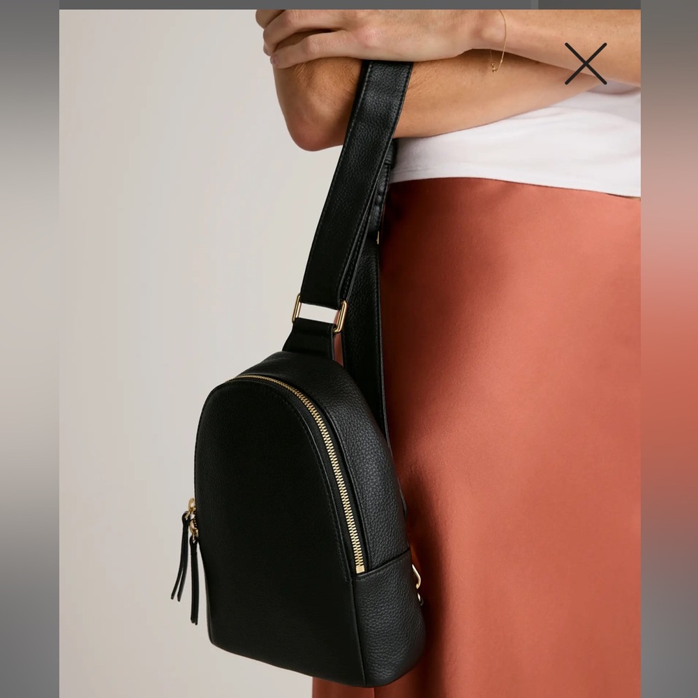 NWOT Quince Italian Leather Sling Pack Black New - Picture 2 of 15